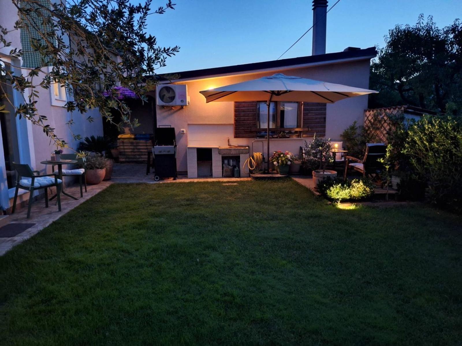 Studio Apartman Lilly With Private Parking In The Yard Of The House Pula Zewnętrze zdjęcie